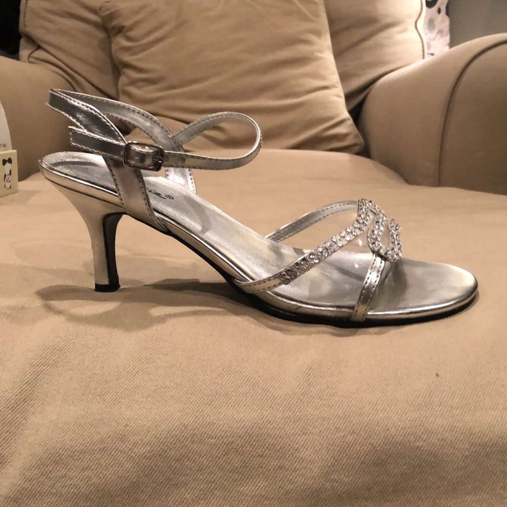 Silver heels - Picture 3 of 5
